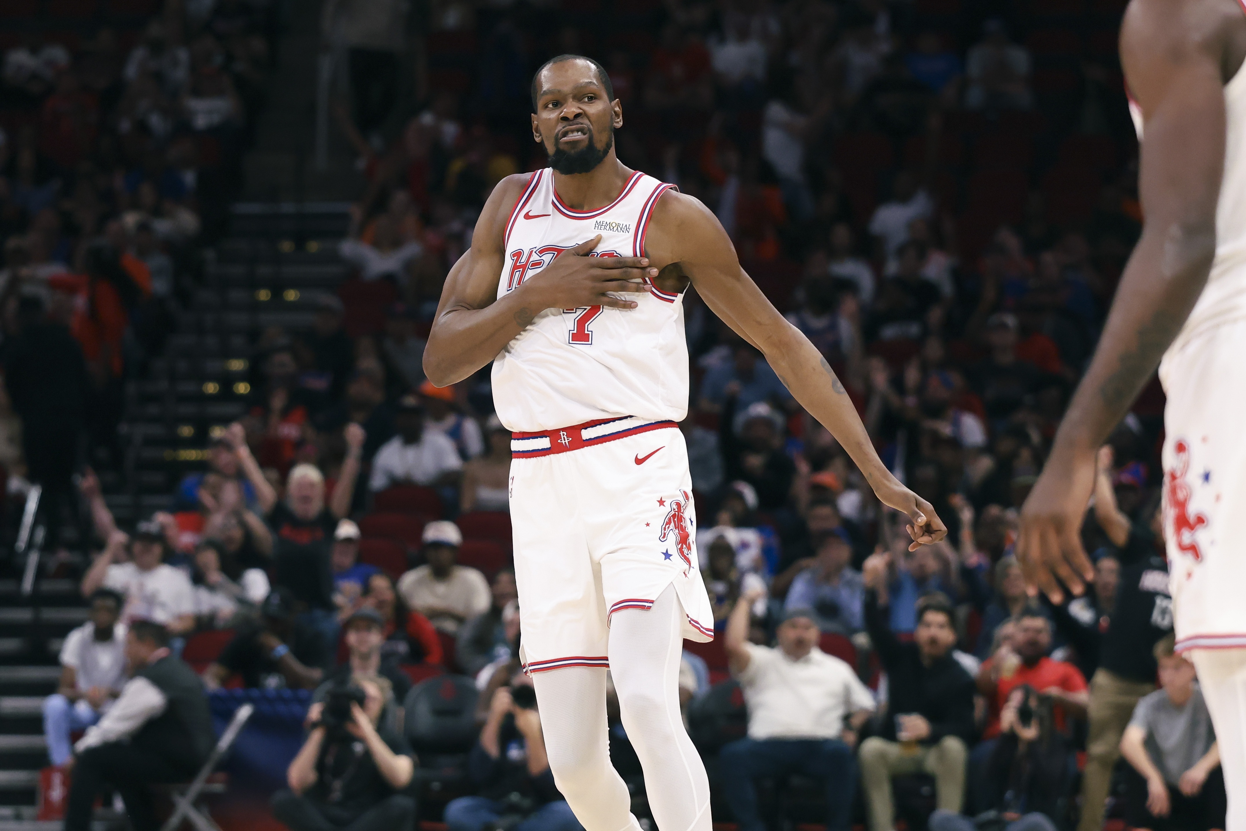 乐鱼登录入口-暂停时研究统计表？KD：我只是在追踪比赛 看看我们打得怎么样